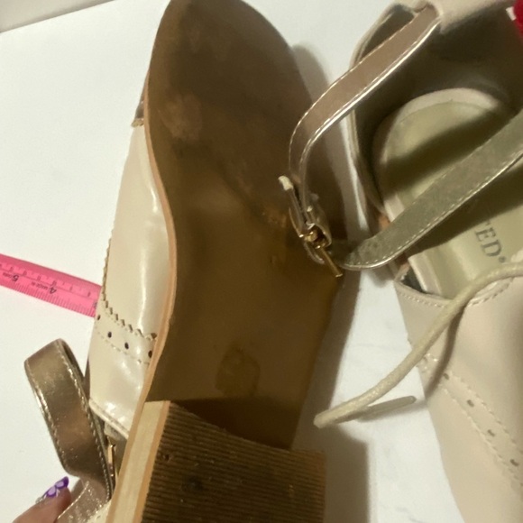 WANTED (feminine)
 SIze 7 M Beige and gold color - Picture 2 of 9